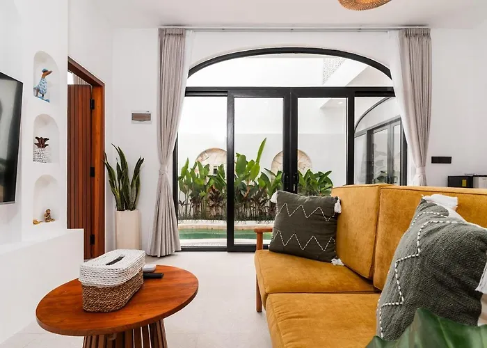 Chic And Stylish 2br With Wooden Accents *