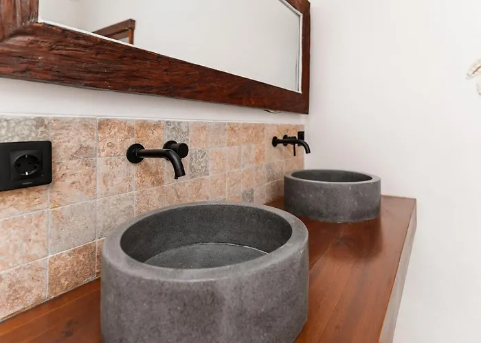 Chic And Stylish 2br With Wooden Accents Holiday home *
